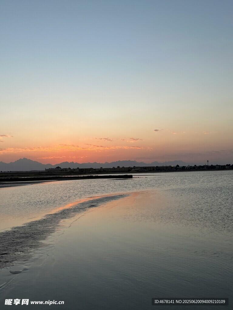 夕陽下的寧靜水域