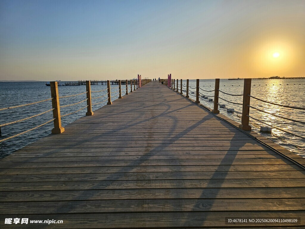 夕陽下的海邊木質棧橋