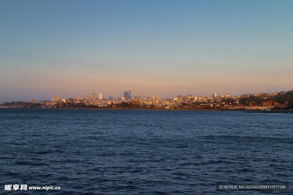海濱城市黃昏海景