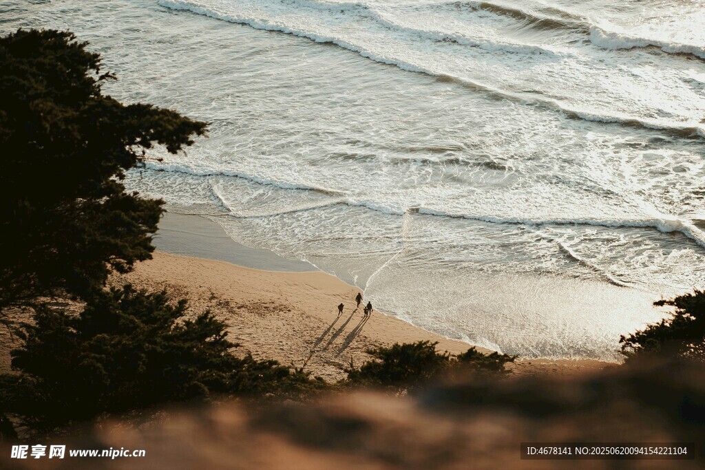 海邊景致海浪輕拍沙灘