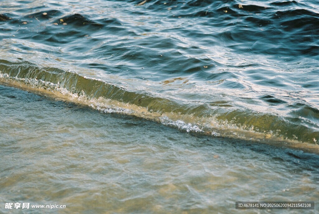 海浪輕拍沙灘的美麗瞬間