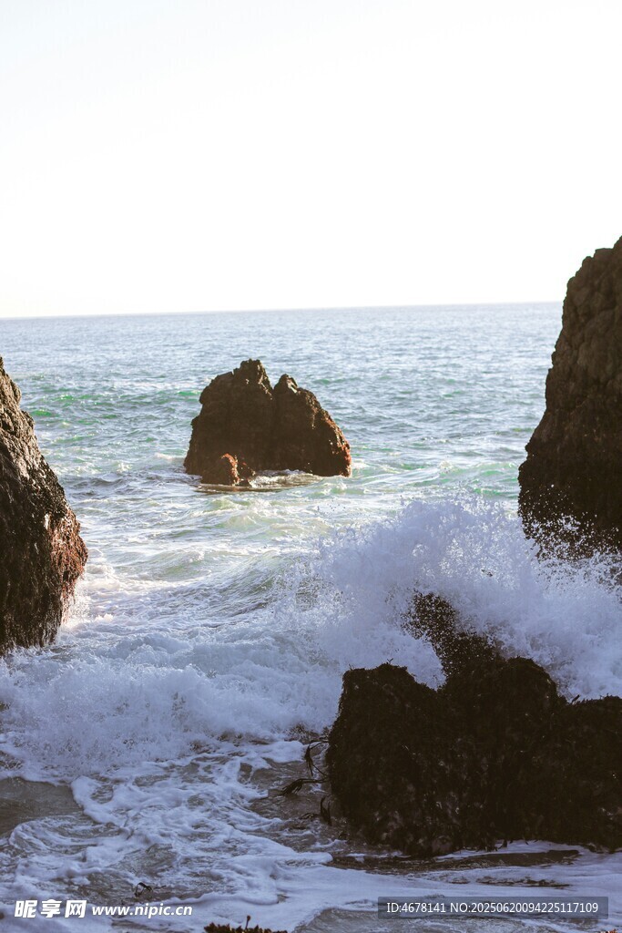海浪拍打礁石的海邊景致