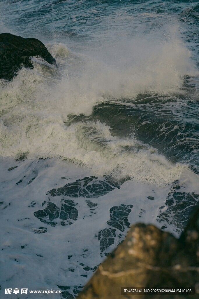 海浪拍打礁石的壯觀景象