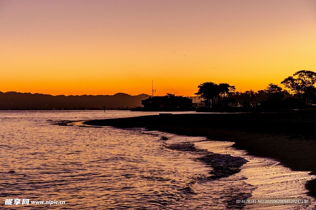 夕陽下的美麗海濱景色