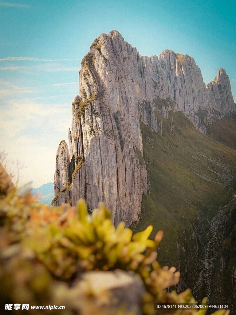 巍峨峻峭的壯麗山峰