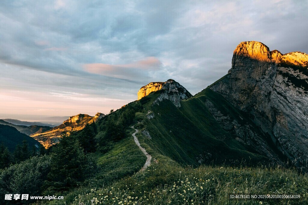 山間日落美景