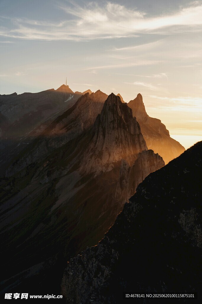 夕陽下的壯麗山巒