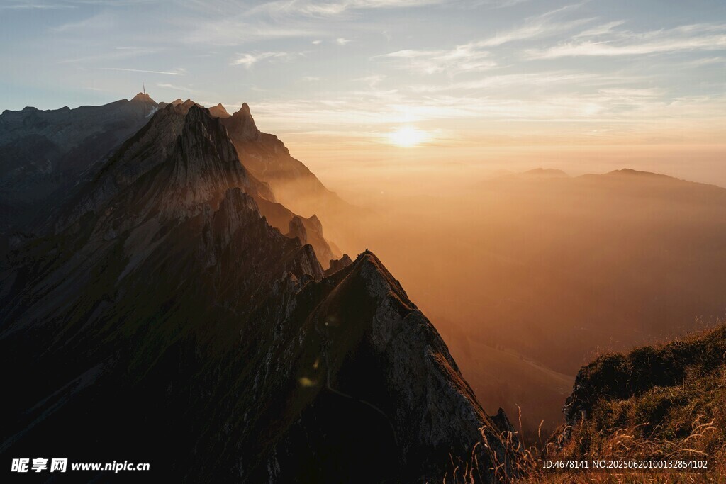 日出時分的壯麗山景