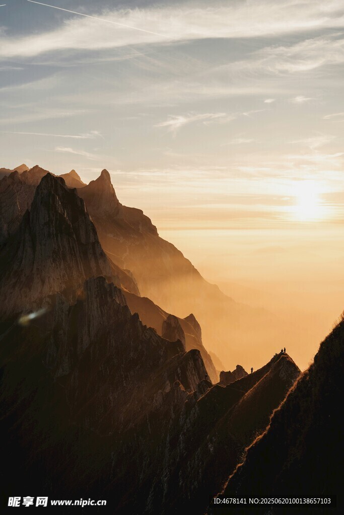 日出時分的壯麗山景