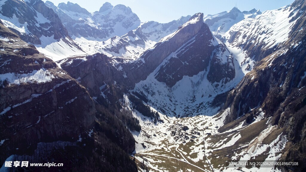 壯麗雪山山谷風光