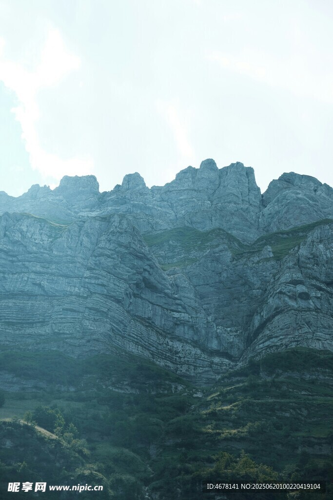 巍峨山巒陽光灑落美景