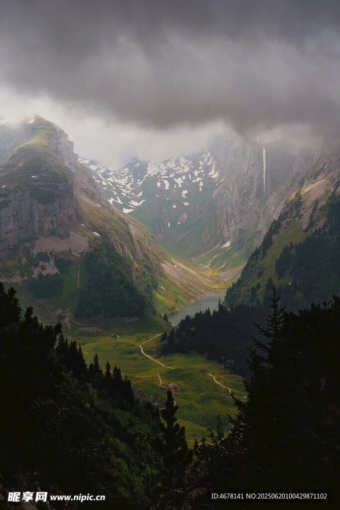 云霧繚繞的山谷美景