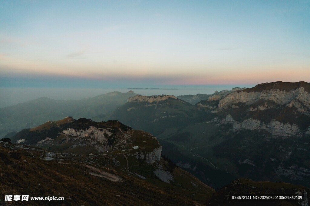 山間晨曦美景
