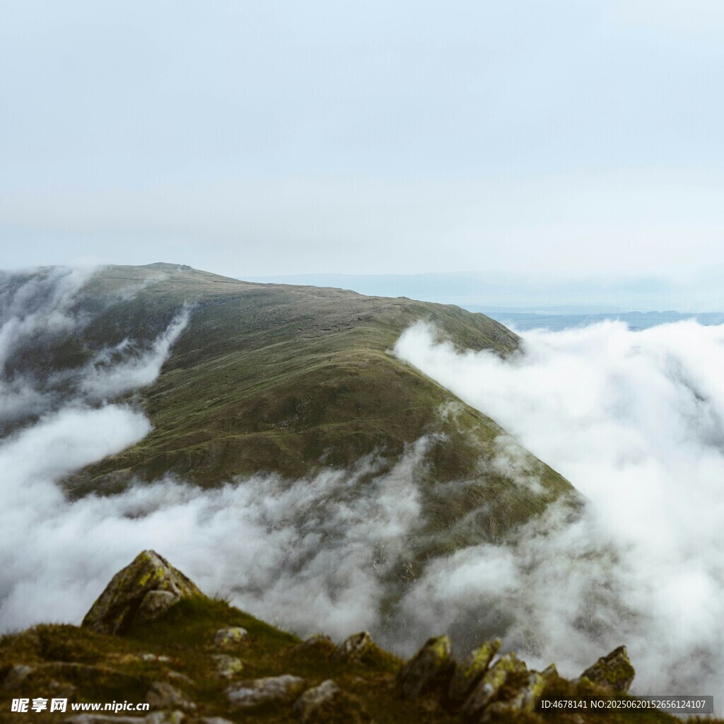 云海環(huán)繞的巍峨山巒