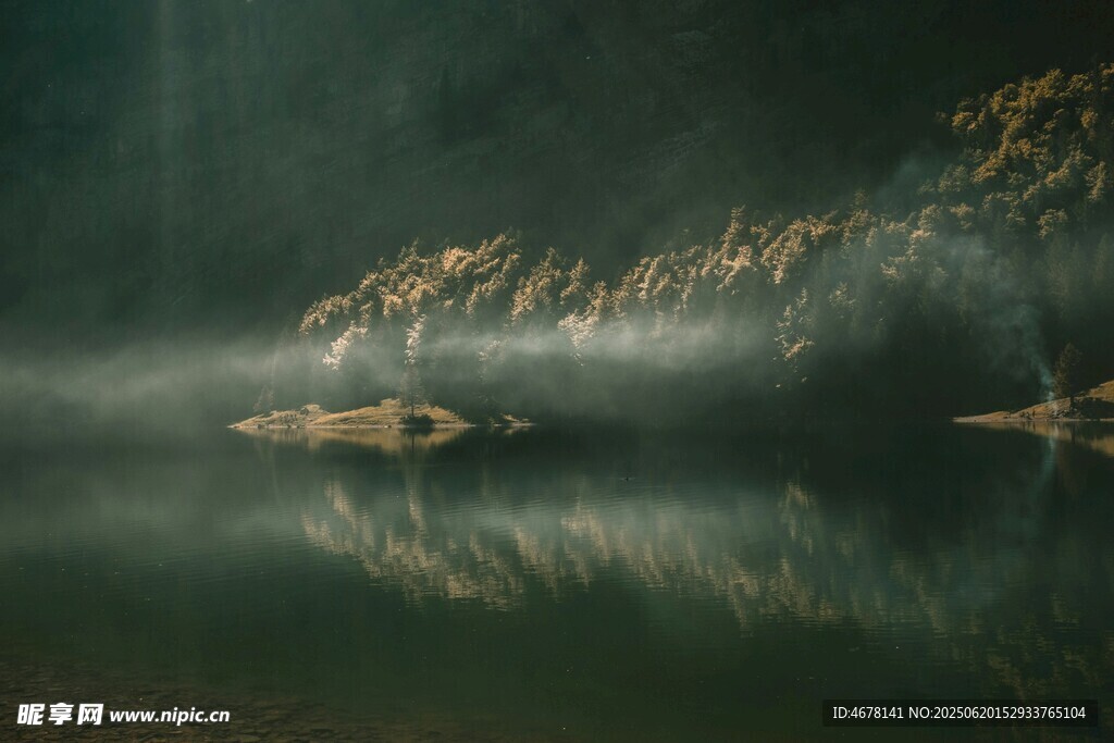 湖光山色間的靜謐晨景