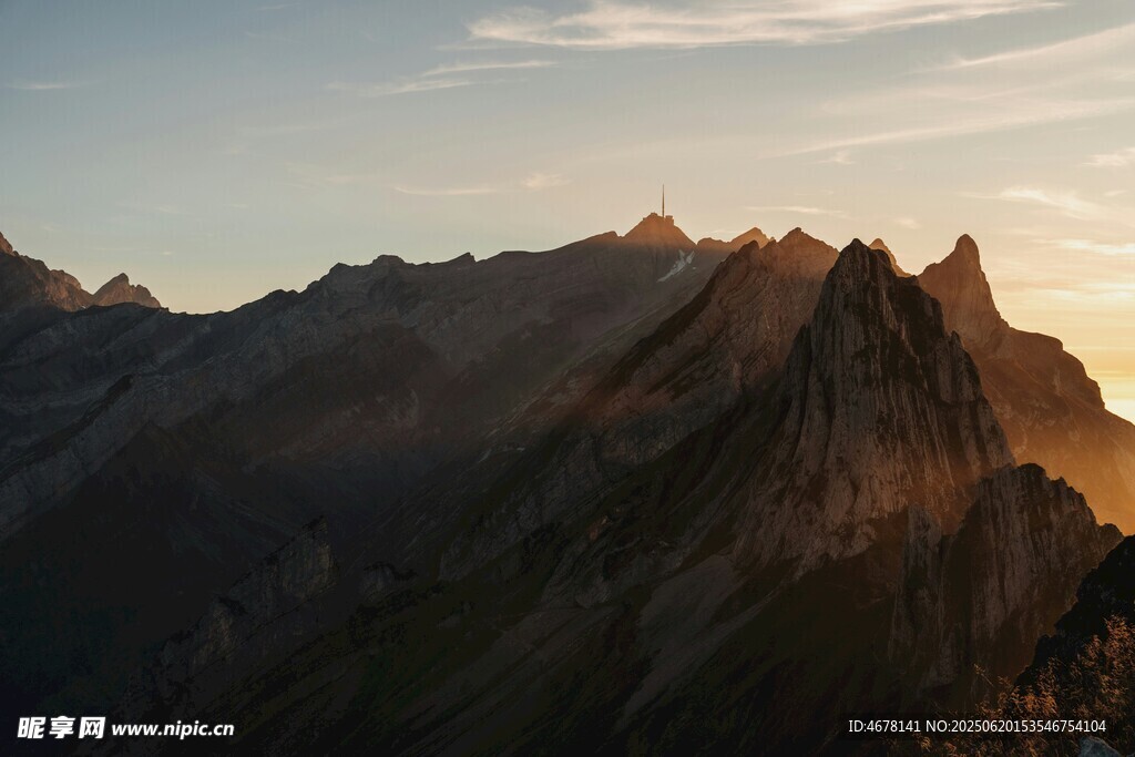 夕陽下的壯麗山巒