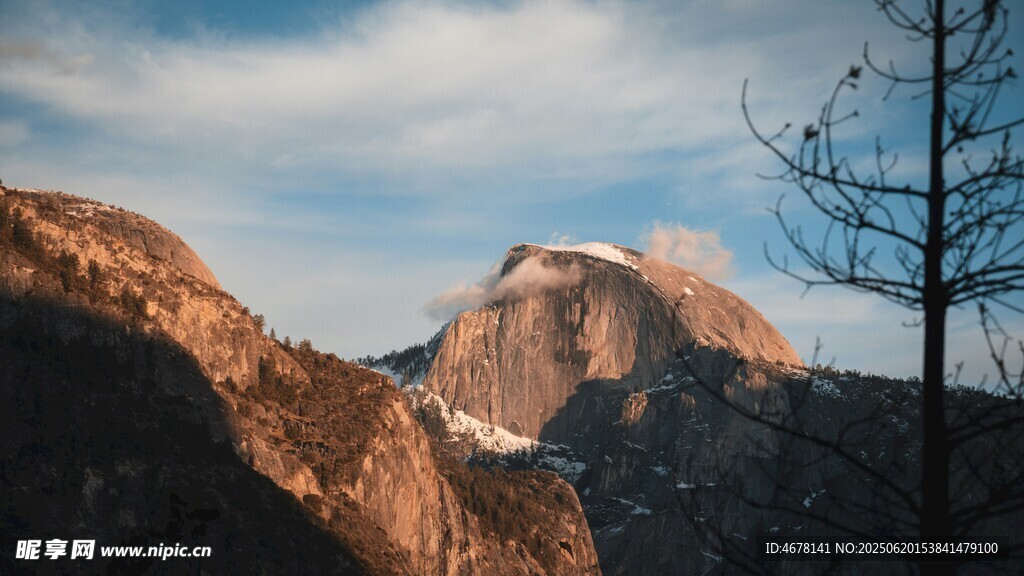 壯麗山景藍天映襯
