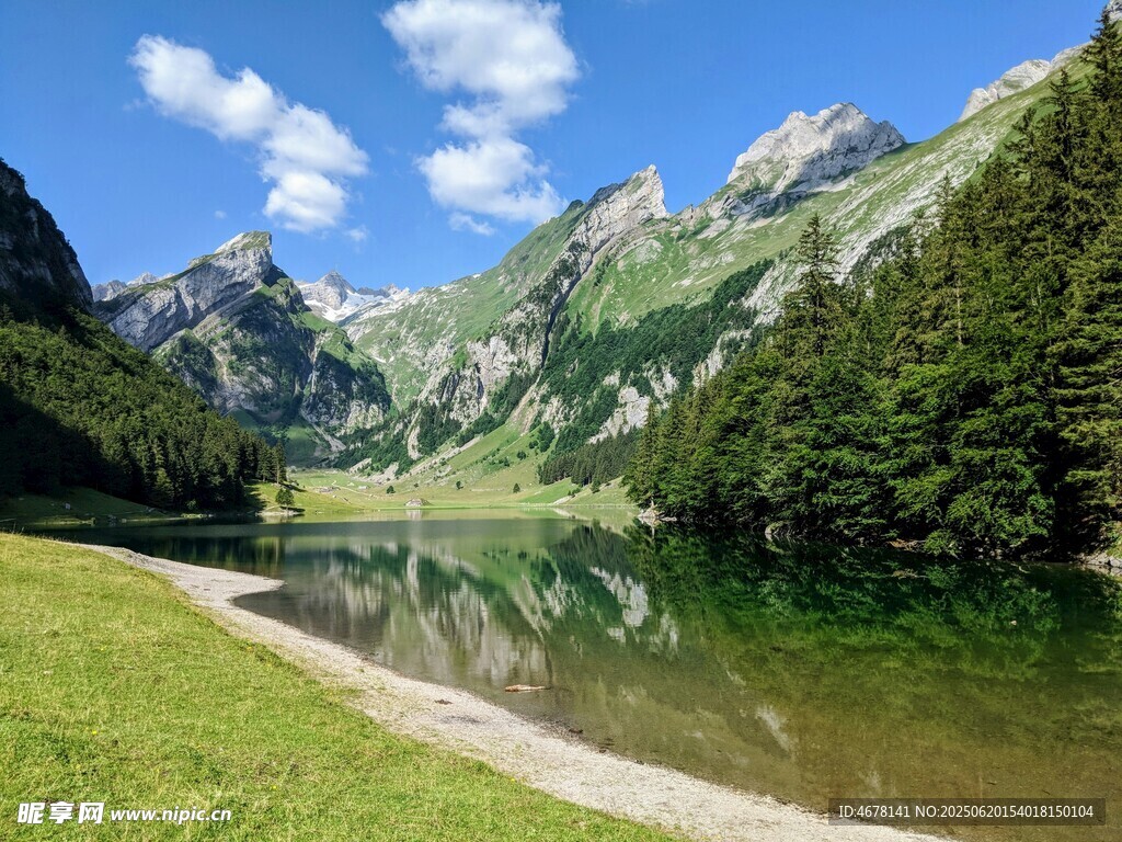 山間湖畔美景