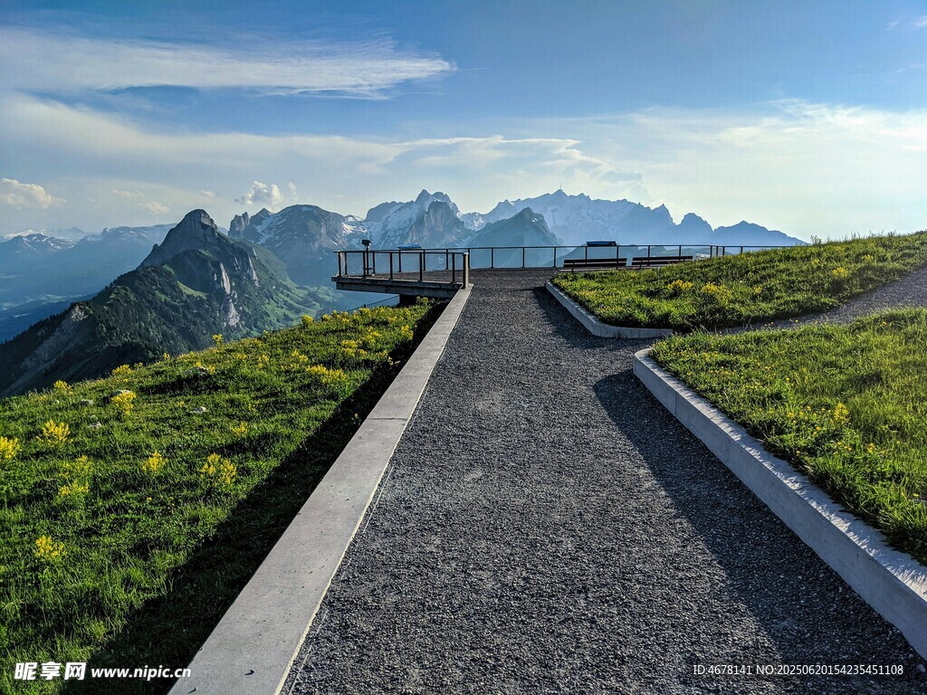 山間步道邂逅自然美景