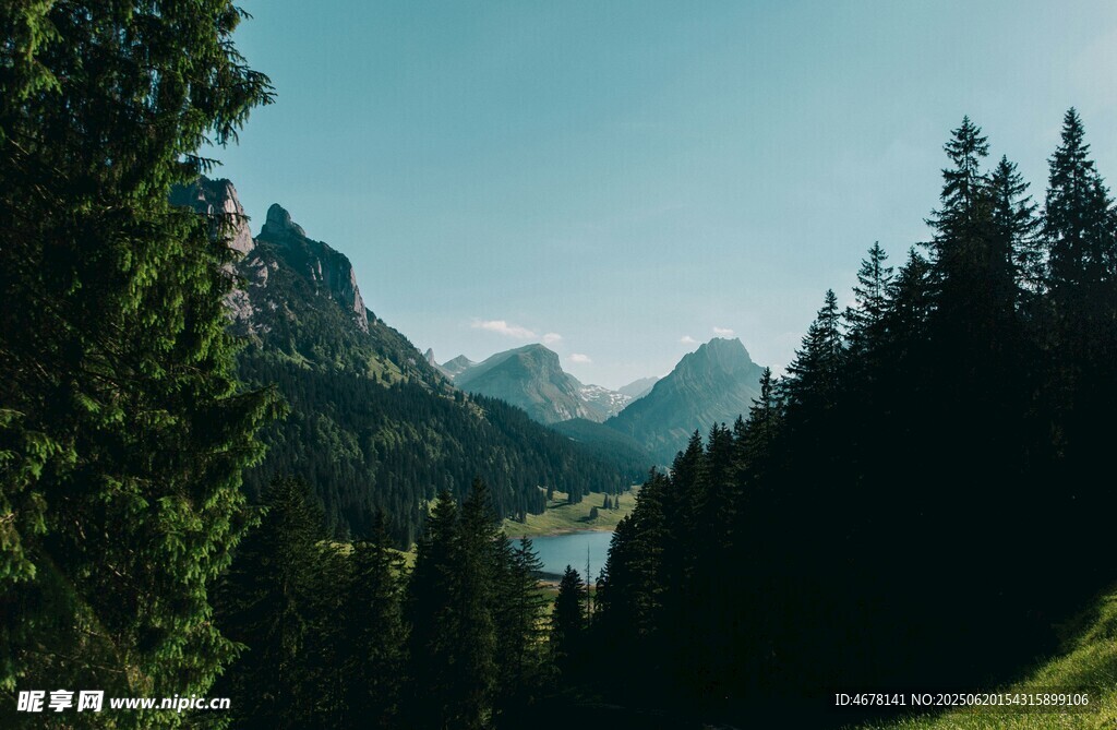 山間湖畔美景