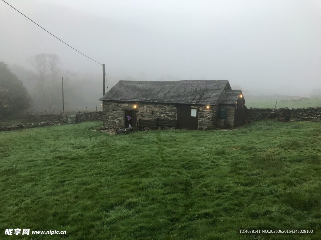 霧中鄉村小屋
