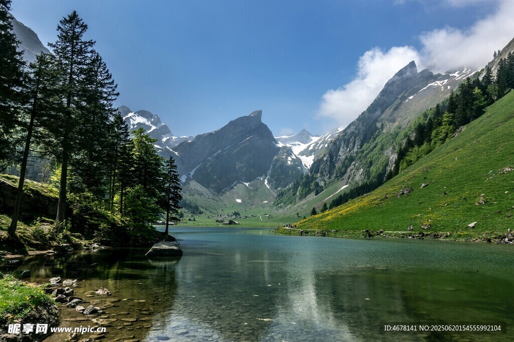 山間湖泊美景