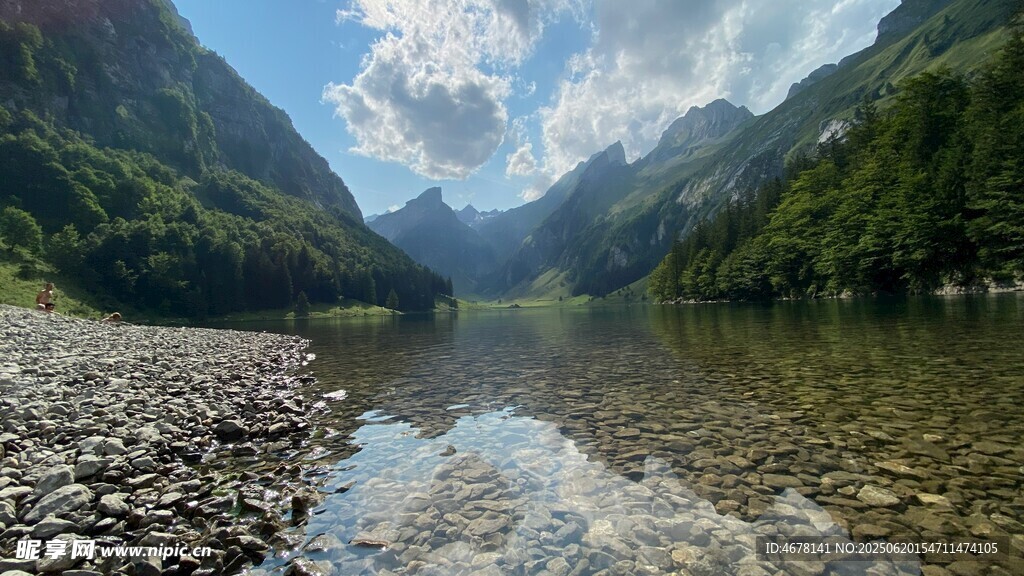 山間清澈湖水風景如畫