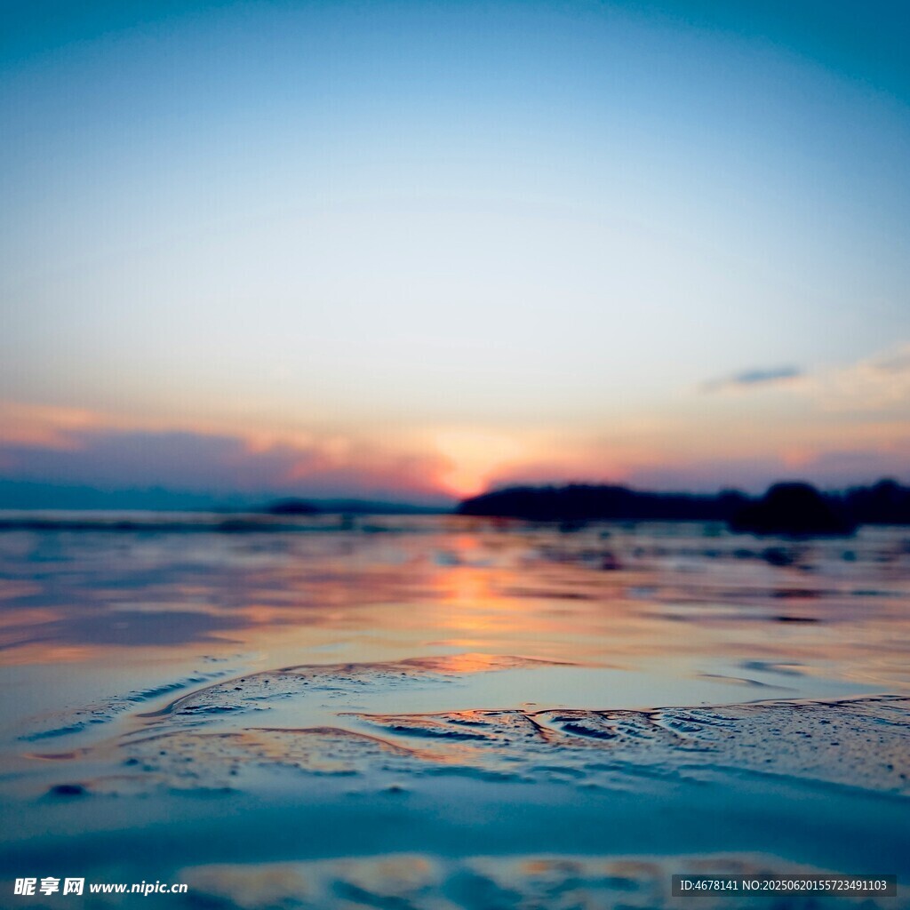 夕陽下的冰封湖面美景