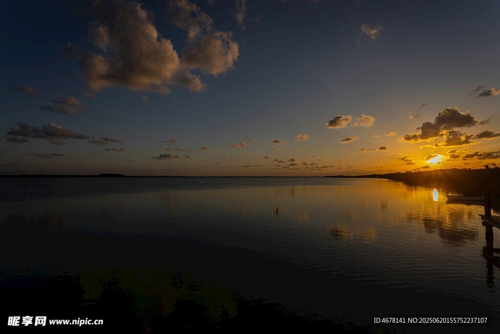夕陽下的寧靜湖面美景
