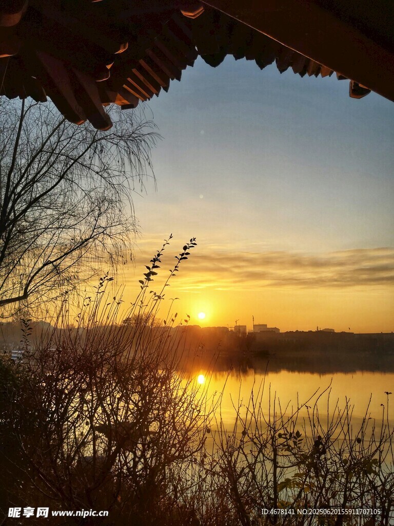 湖畔夕陽美景