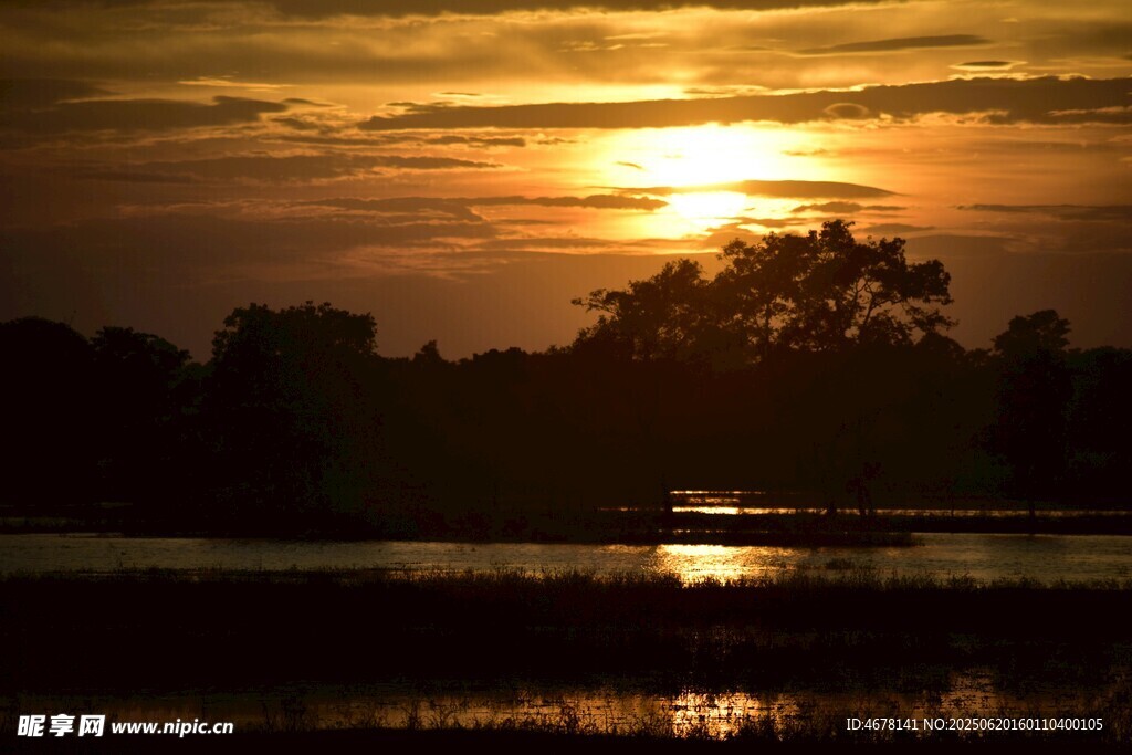 夕陽下的靜謐湖面美景