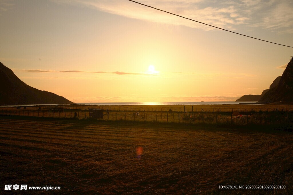 夕陽下的田野與山巒美景
