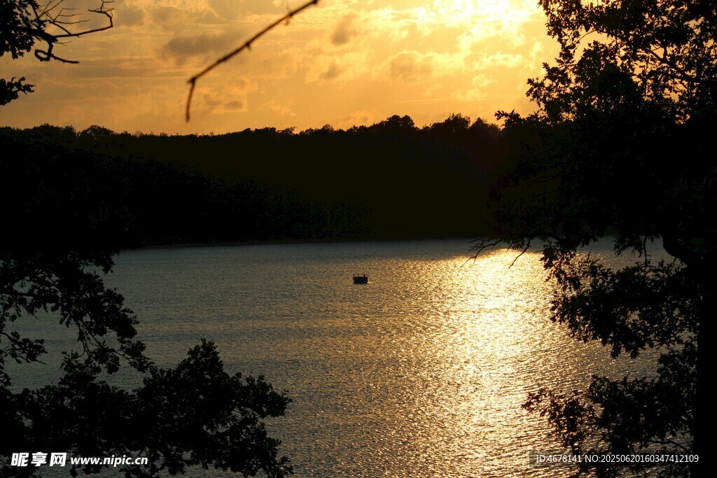 夕陽下寧靜的湖面美景