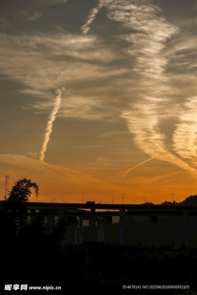 日落時分的絢麗天空