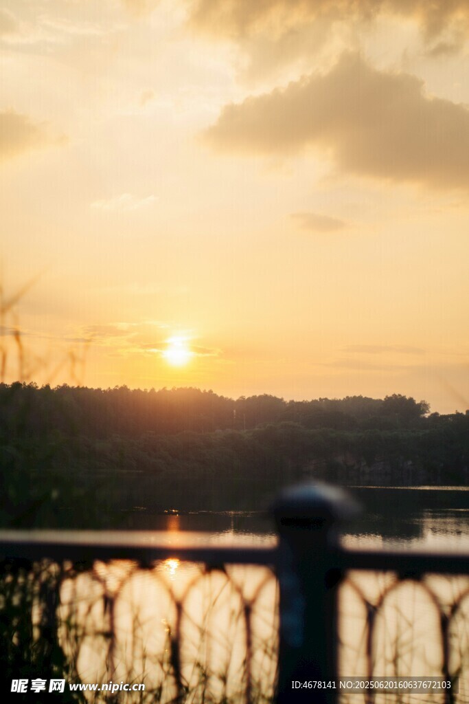 夕陽下的湖畔美景