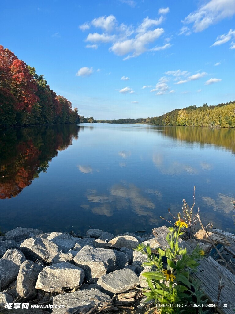 秋日湖畔美景