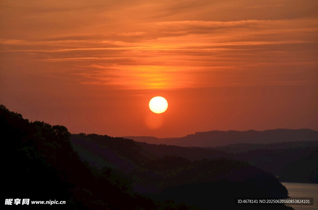 夕陽下的山水美景