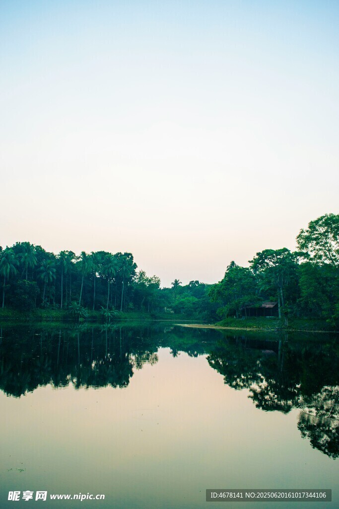 寧靜湖畔的自然倒影美景