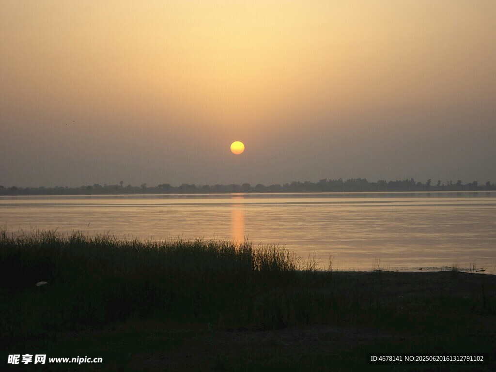 夕陽下的寧靜湖畔風光