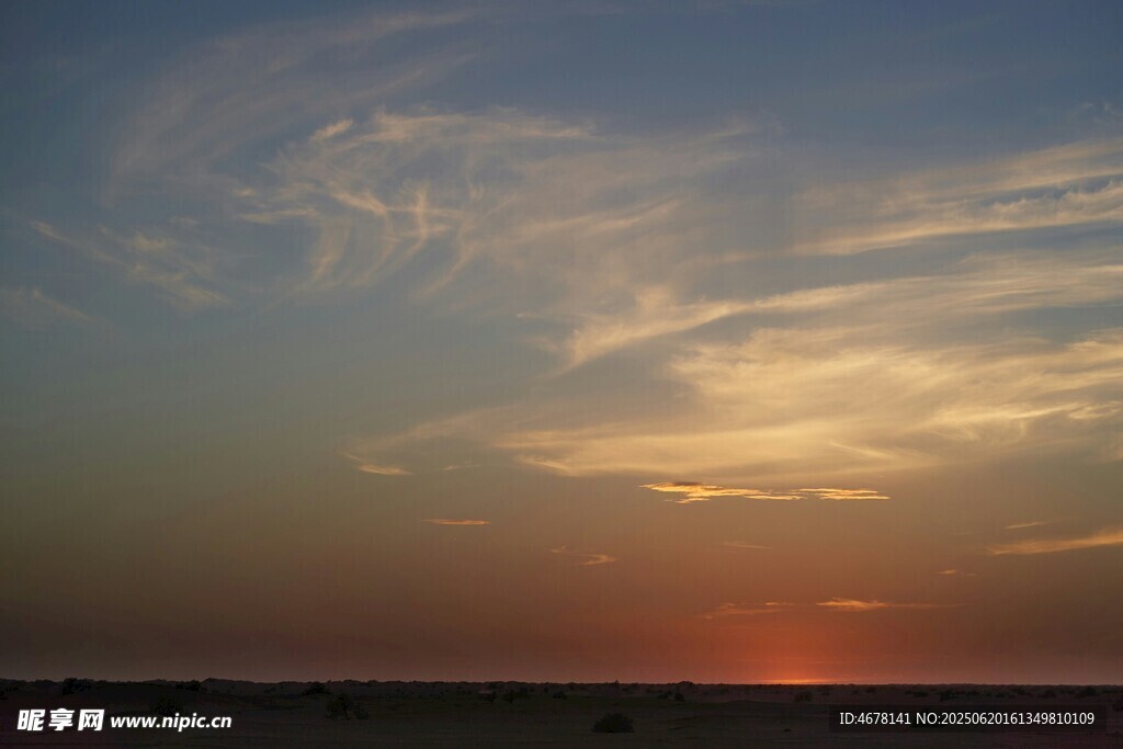 夕陽下的絢麗天空