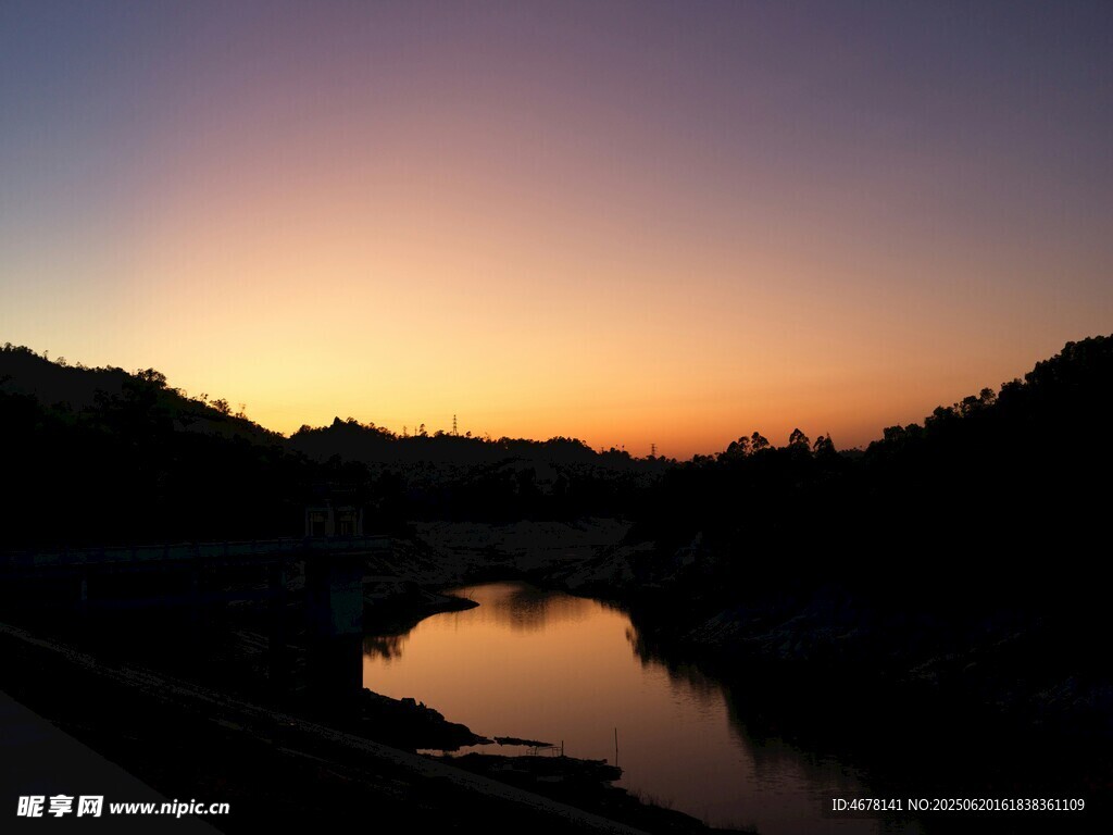 夕陽下寧靜的河畔美景
