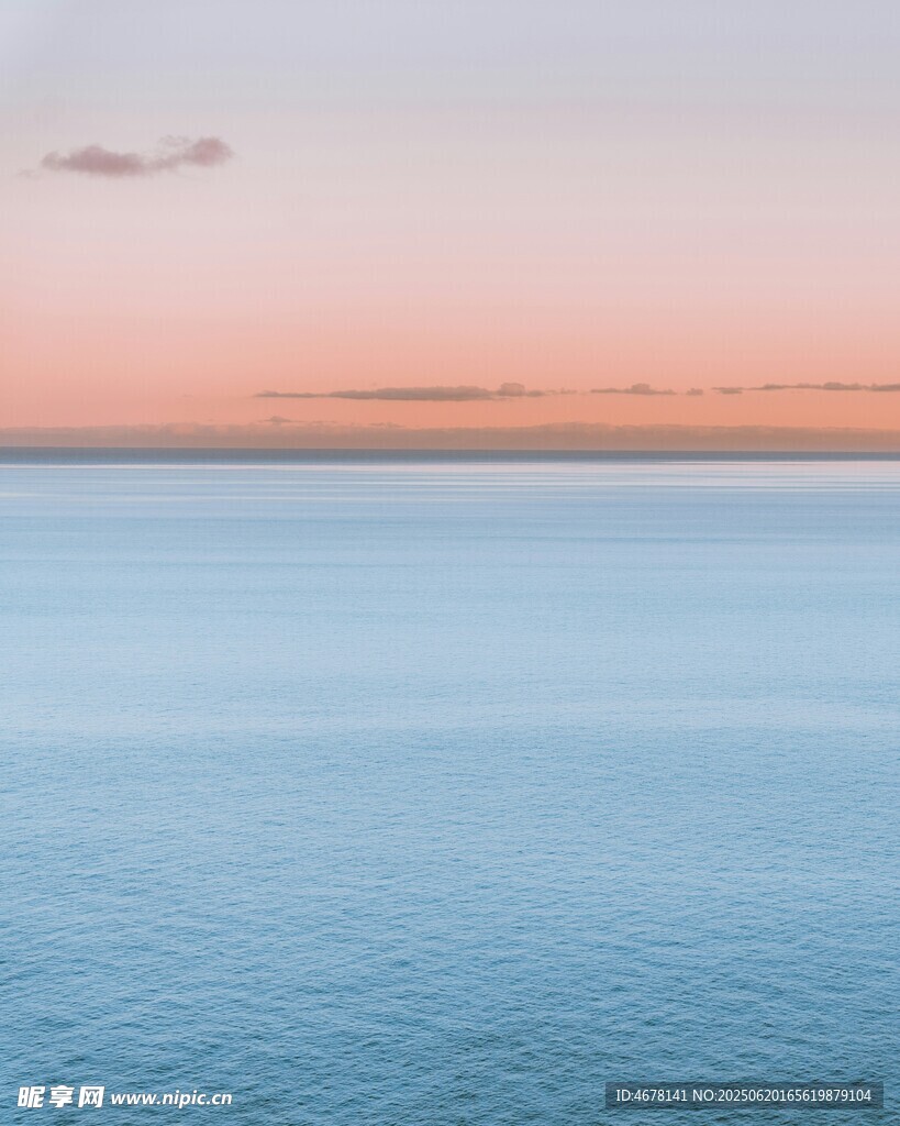 海邊日落時分的靜謐海面