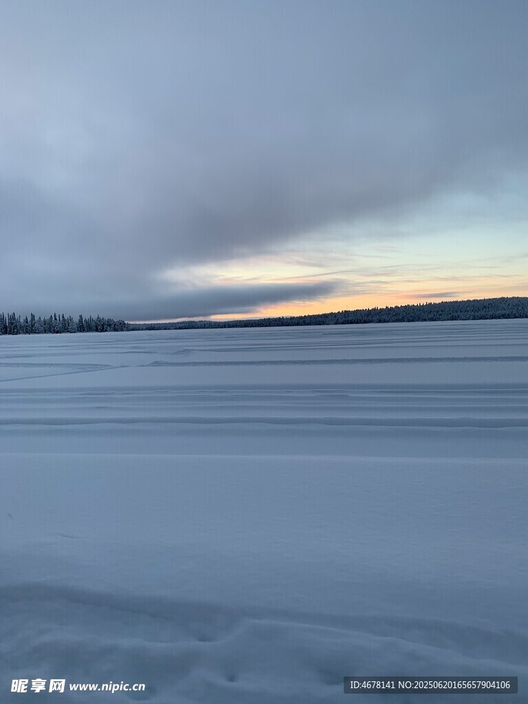 冬日冰封湖面的黃昏美景