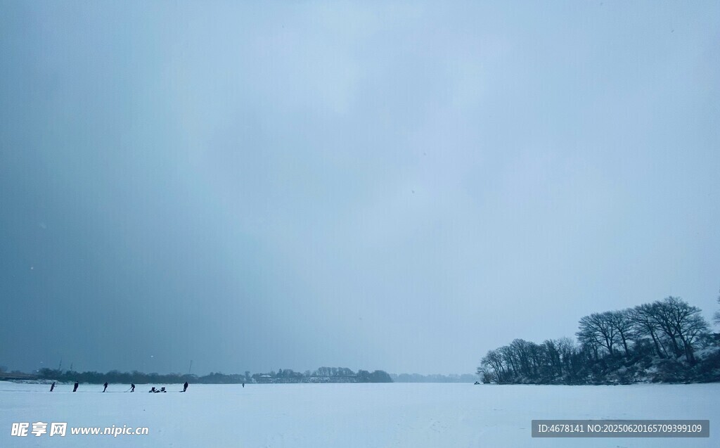 冬日雪景中的靜謐湖岸