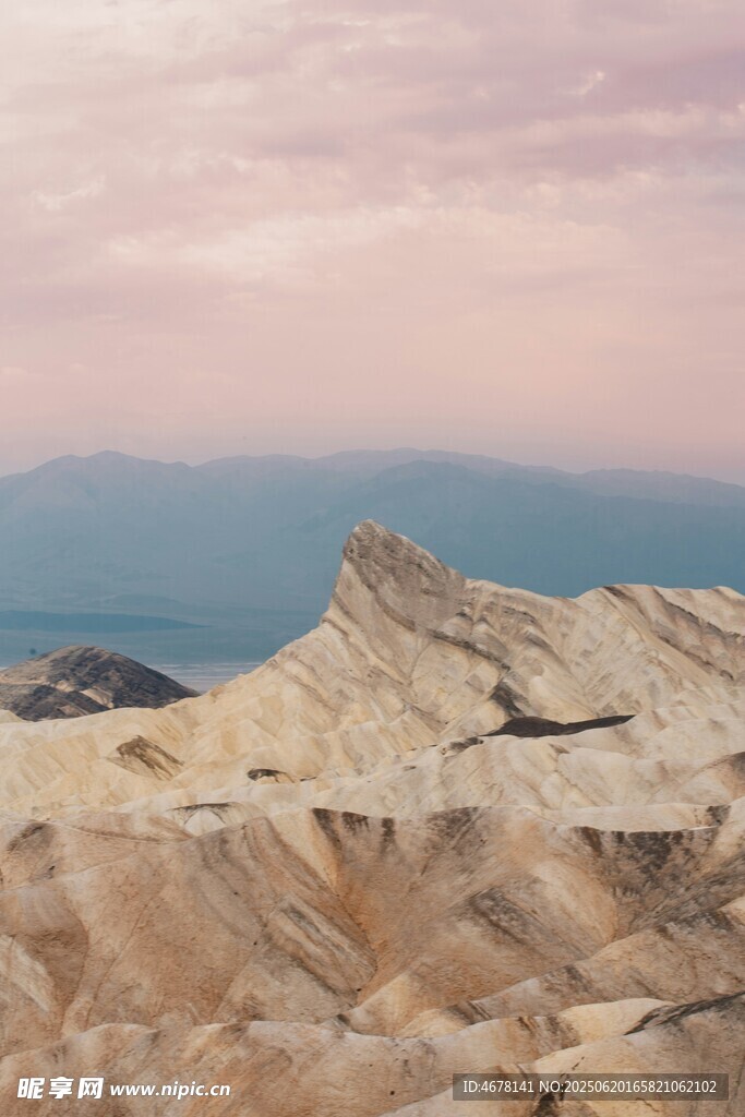 荒漠山丘壯麗景觀