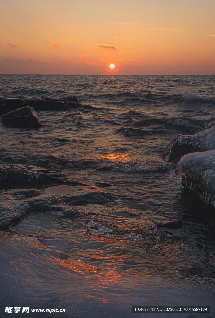 海邊日落海浪與余暉美景