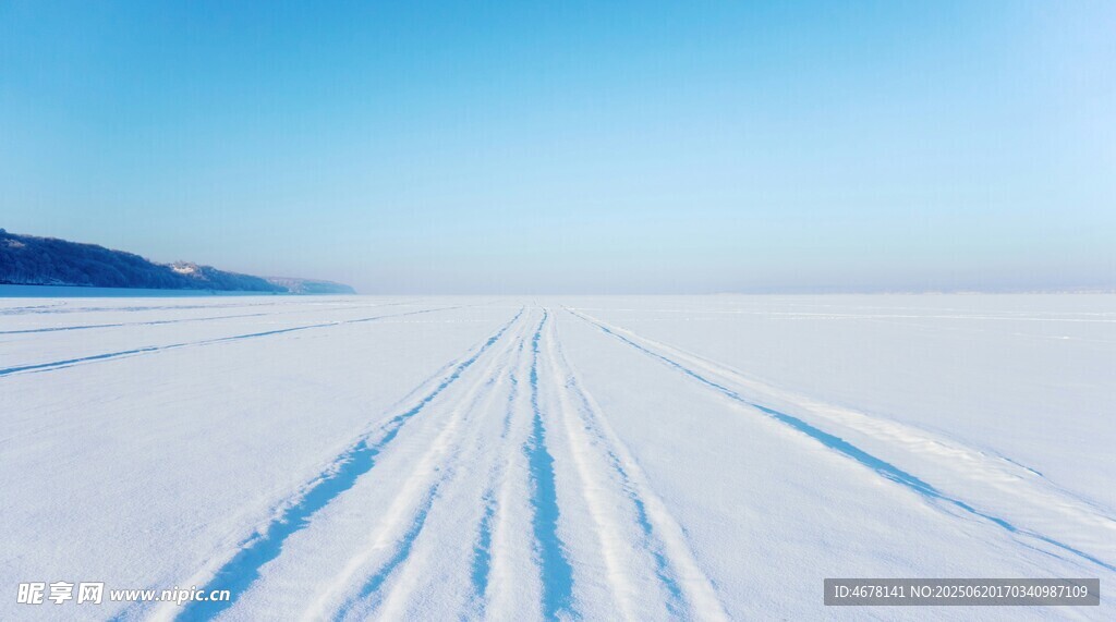 雪野中的車轍痕跡