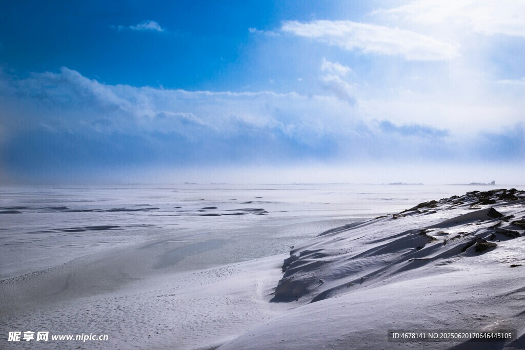 雪覆海岸藍(lán)天云海之景