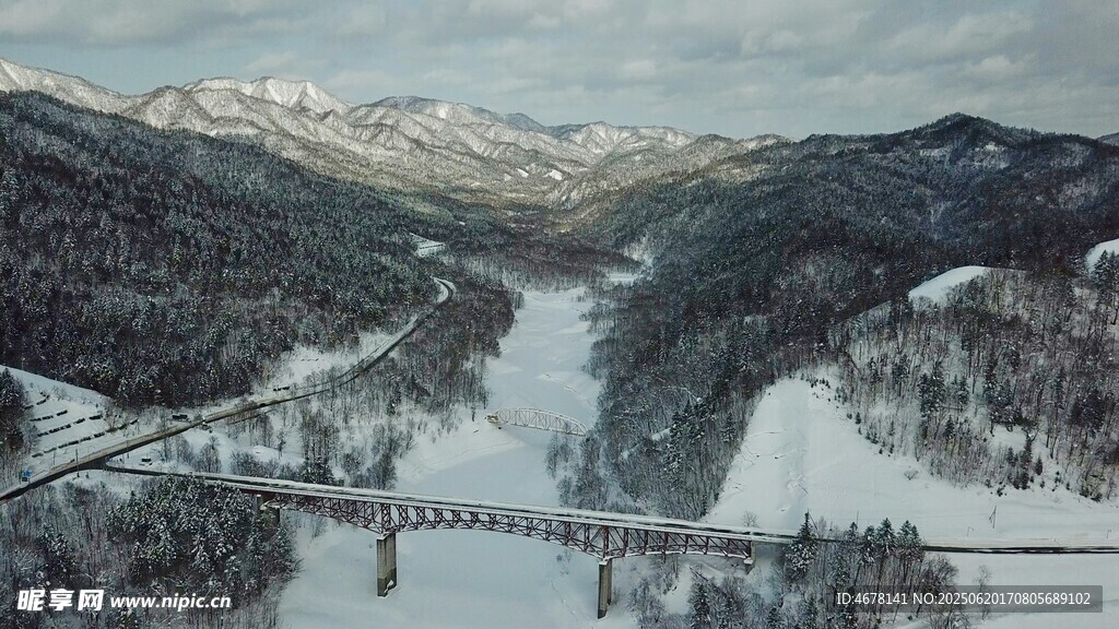 冬日雪景中的橋梁與山巒
