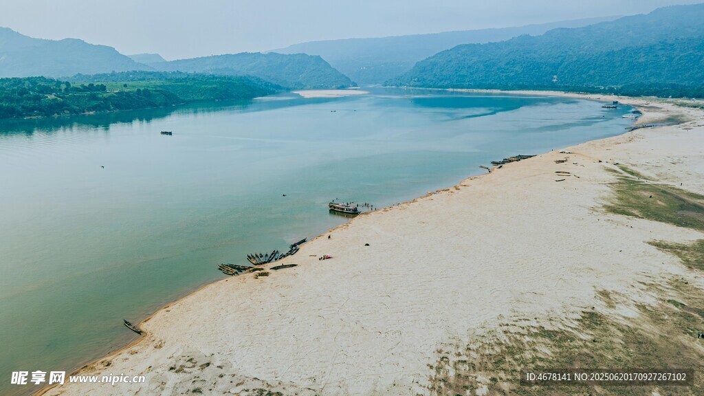 河畔風光寧靜的自然景致